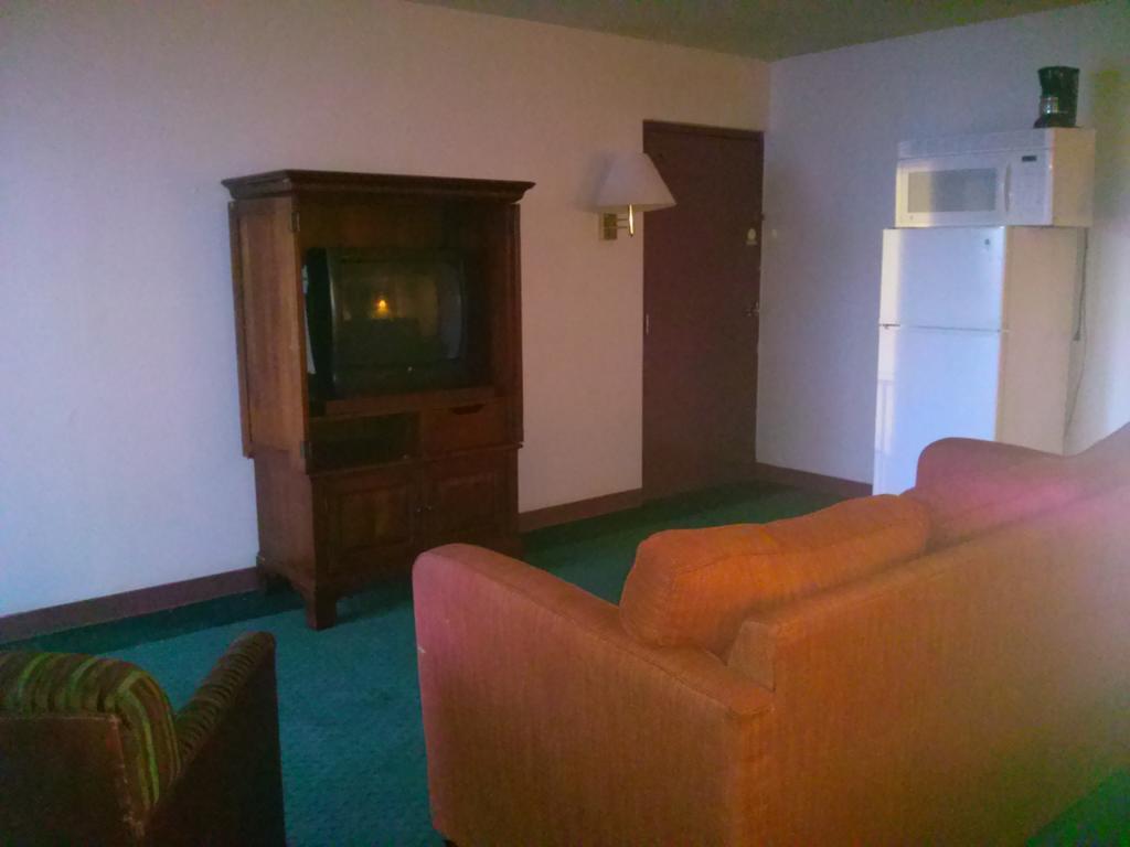 Valustay Inn & Suites Pueblo Room photo