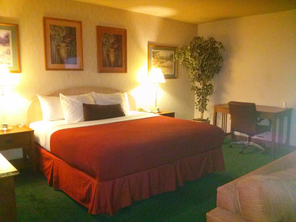 Valustay Inn & Suites Pueblo Room photo